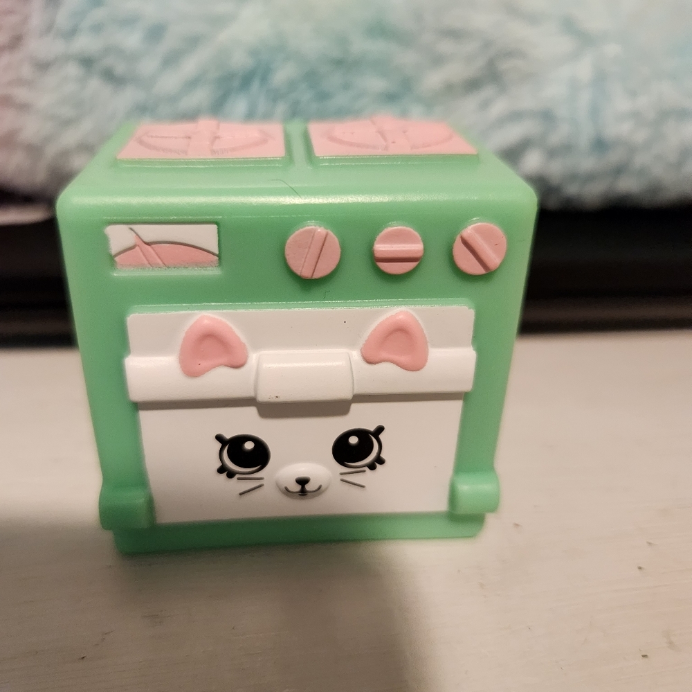 Shopkins kitty oven replacement piece.